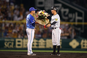 横浜DeNAベイスターズの田中浩康選手より花束を受ける（17年9月8日）